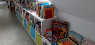 Spiele und Jugendbücher auf einem Regal