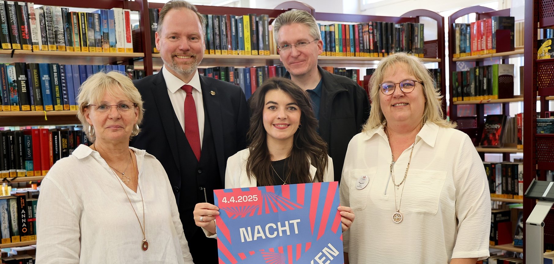 Gruppenbild mit Bürgermeister, Dezernatsleiter und Bücherei-Team.