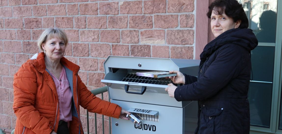 Am Eingang der ehemaligen Augustaschule befindet sich eine Medienrückgabebox der Stadtbücherei Grimmelshausen. 