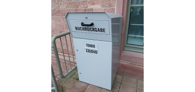 Metallbox mit Einwurfklappe