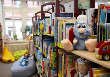 Blick in die Kinderecke der Bücherei.