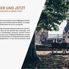 Die zweite Seite des Bewerbungsflyers informiert kurz über Herausforderungen in der Stadt und zeigt einen Blick vom Stadtgarten aus zur Marienkirche. 