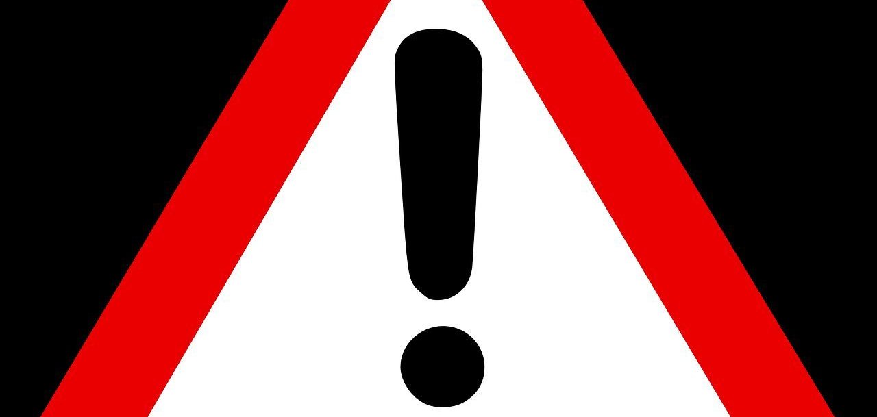 Ein Warnschild mit Ausrufezeichen und rotem Dreieck.