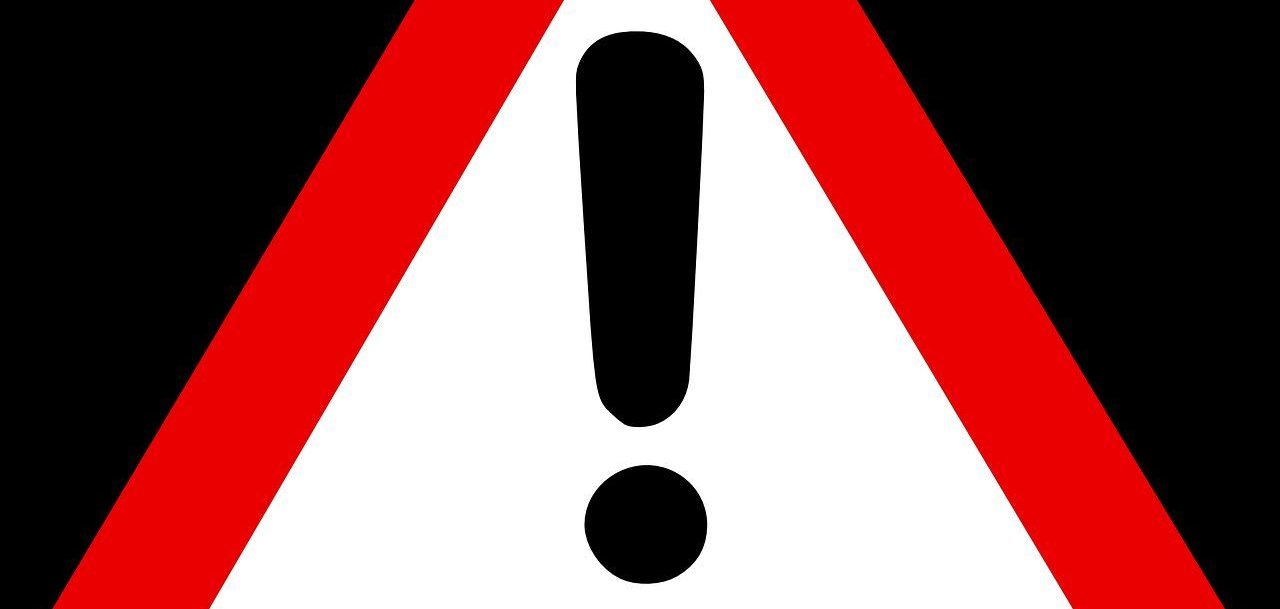 Ein Warnschild mit Ausrufezeichen und rotem Dreieck.