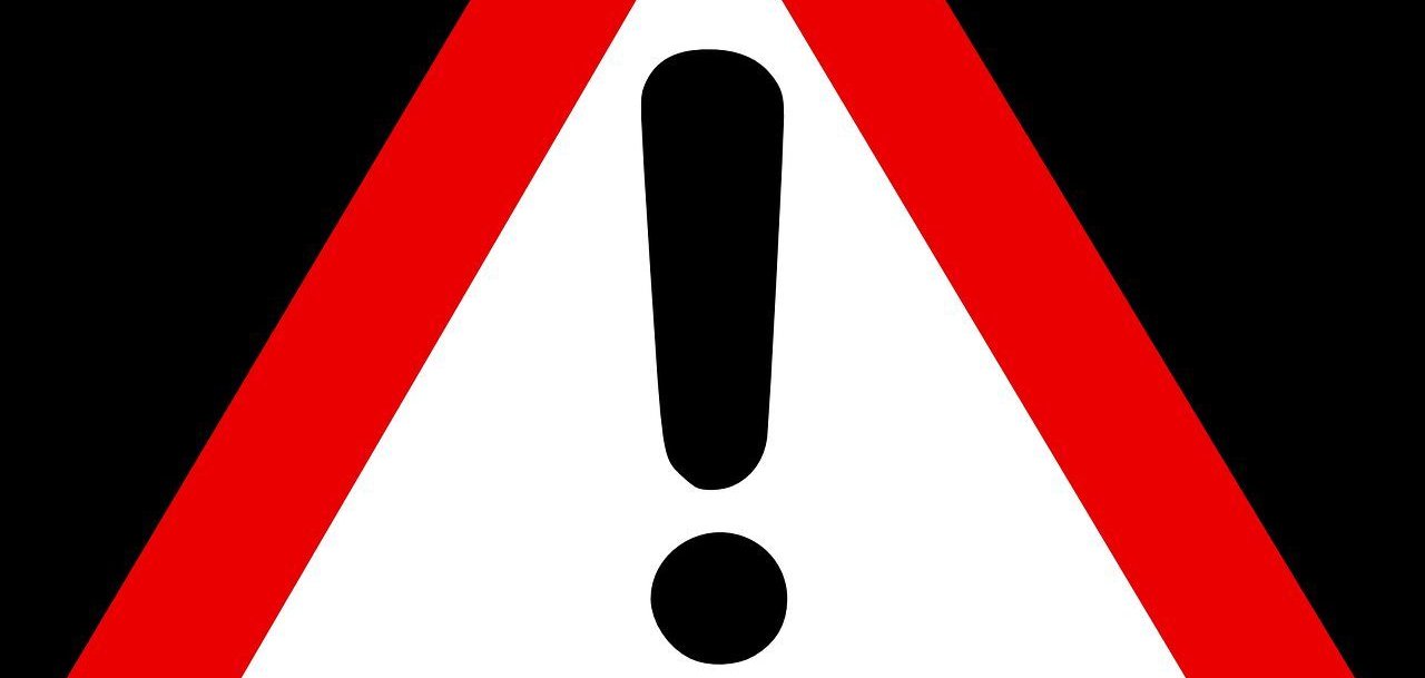 Achtung Schild Ein Achtung-Symbol, ein Ausrufezeichen auf gelbem Dreieck.
