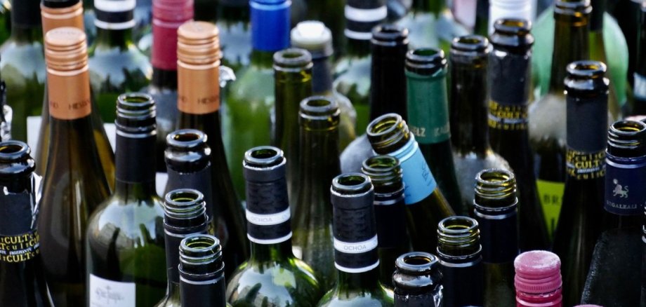 Symbolbild mit etlichen, verschiedenfarbigen und unterschiedlich großen Glasflaschen