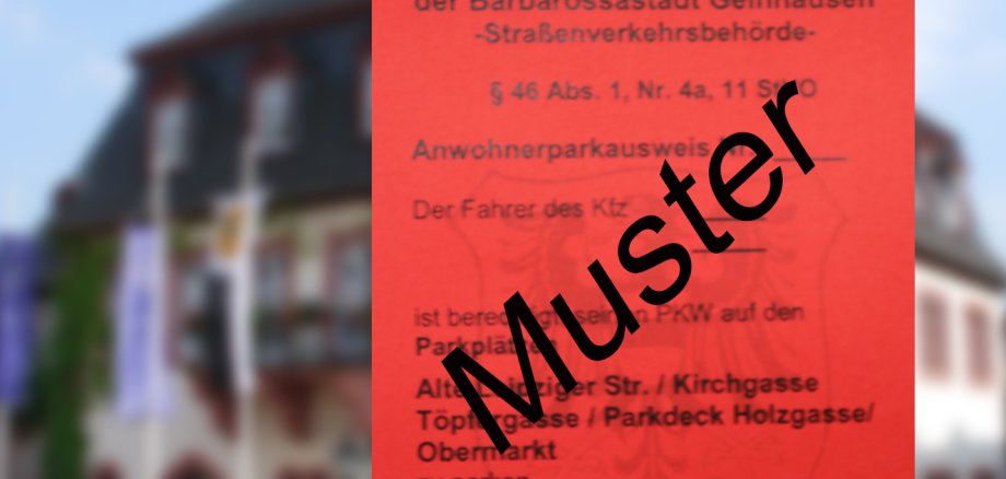 Ein Muster des roten Anwohnerparkausweises vor dem Rathaus.