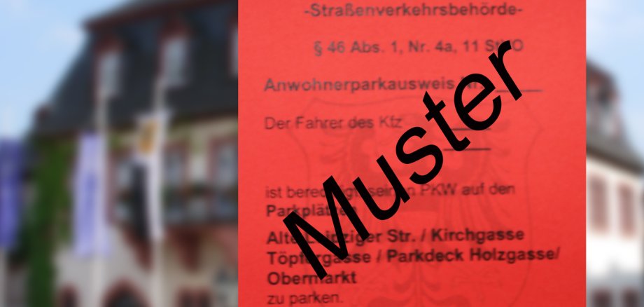 Parkausweis Ein Muster des roten Anwohnerparkausweises vor dem Rathaus.