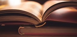 Bücher Nahaufnahme von Schnitt zweier Bücher. Die Bücher liegen aufeinander, dass obere Buch ist aufgeschlagen.