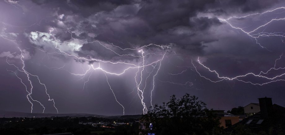 Blitze am Nachthimmel über Gelnhausen.