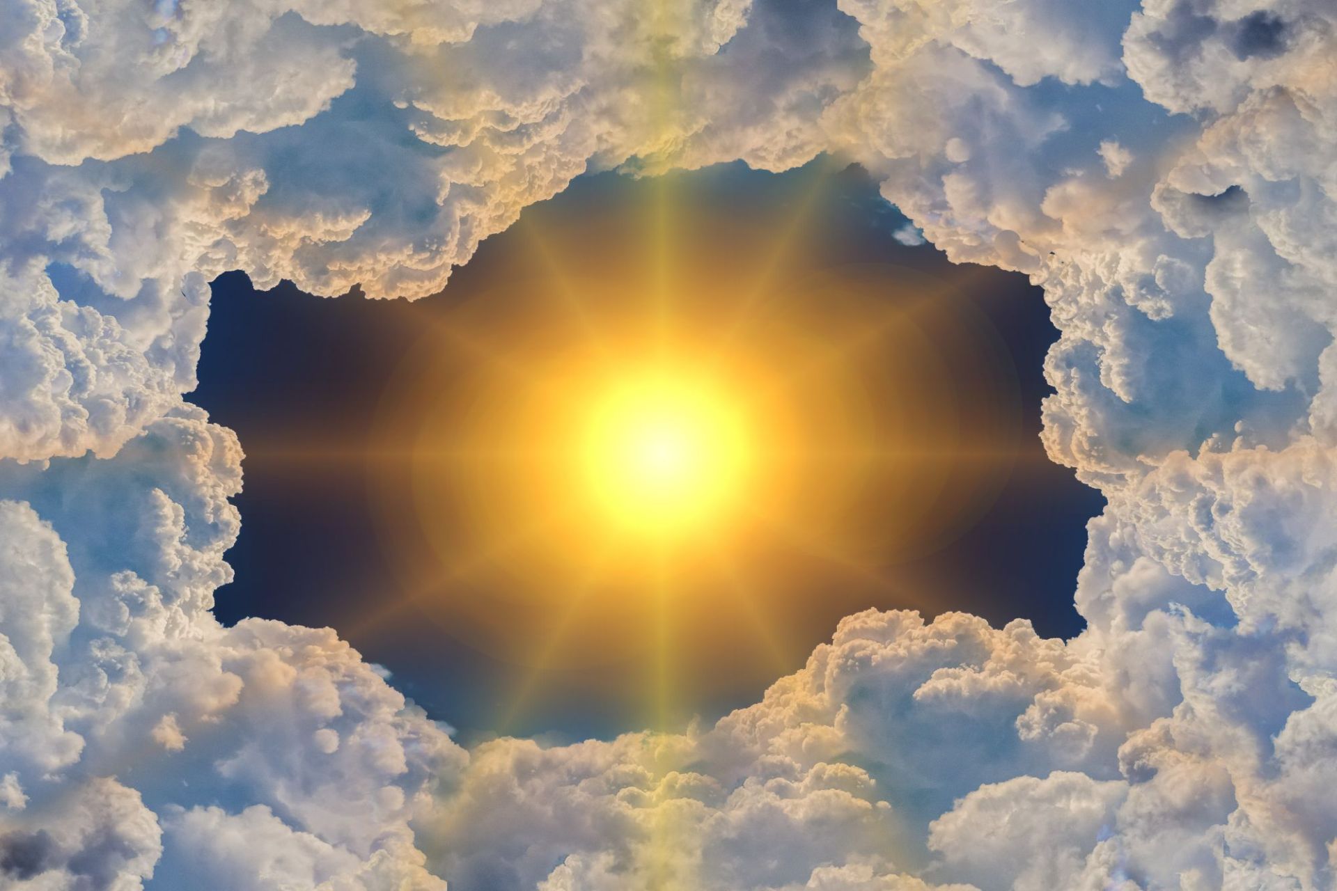 Die Sonne strahlt hell durch Wolken. 
