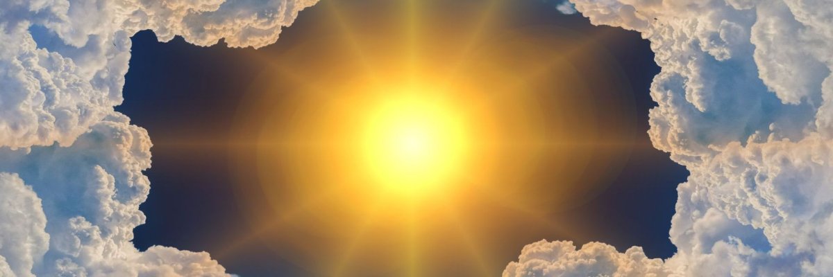 Die Sonne strahlt hell durch Wolken. 