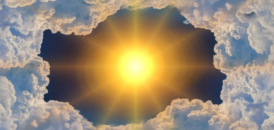 Hitzeschutz Die Sonne strahlt hell durch Wolken.
