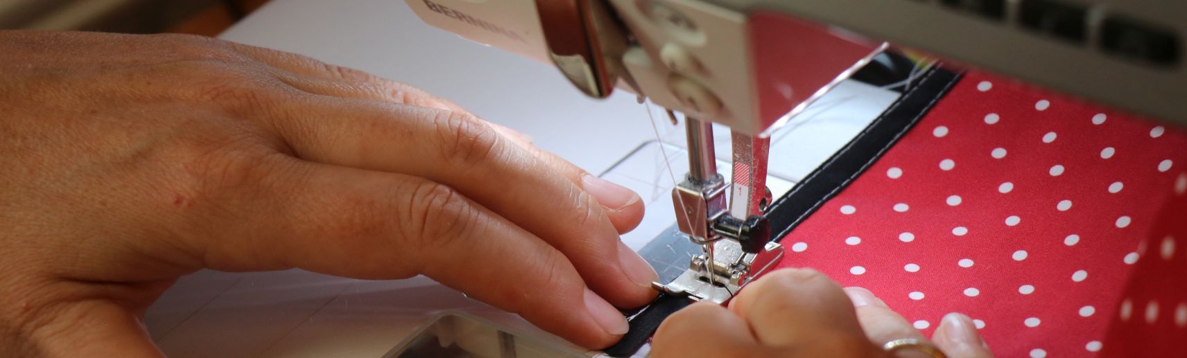 Fundus Nähen Arbeiten an der Nähmaschine.