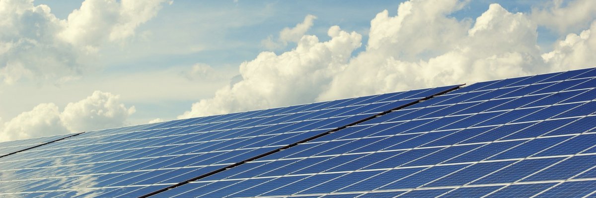Eine Photovoltaik-Anlage vor überwiegend wolkenlosem Himmel.