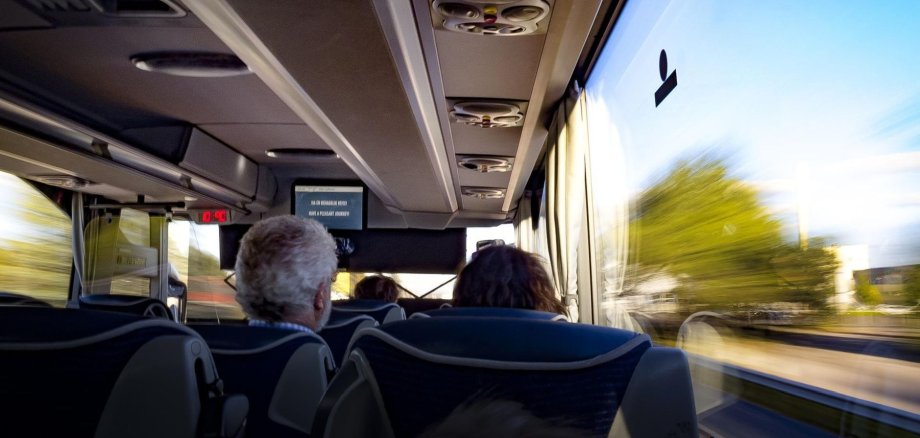 Symbolbild Ausflug. Ein Reisebus von innen.
