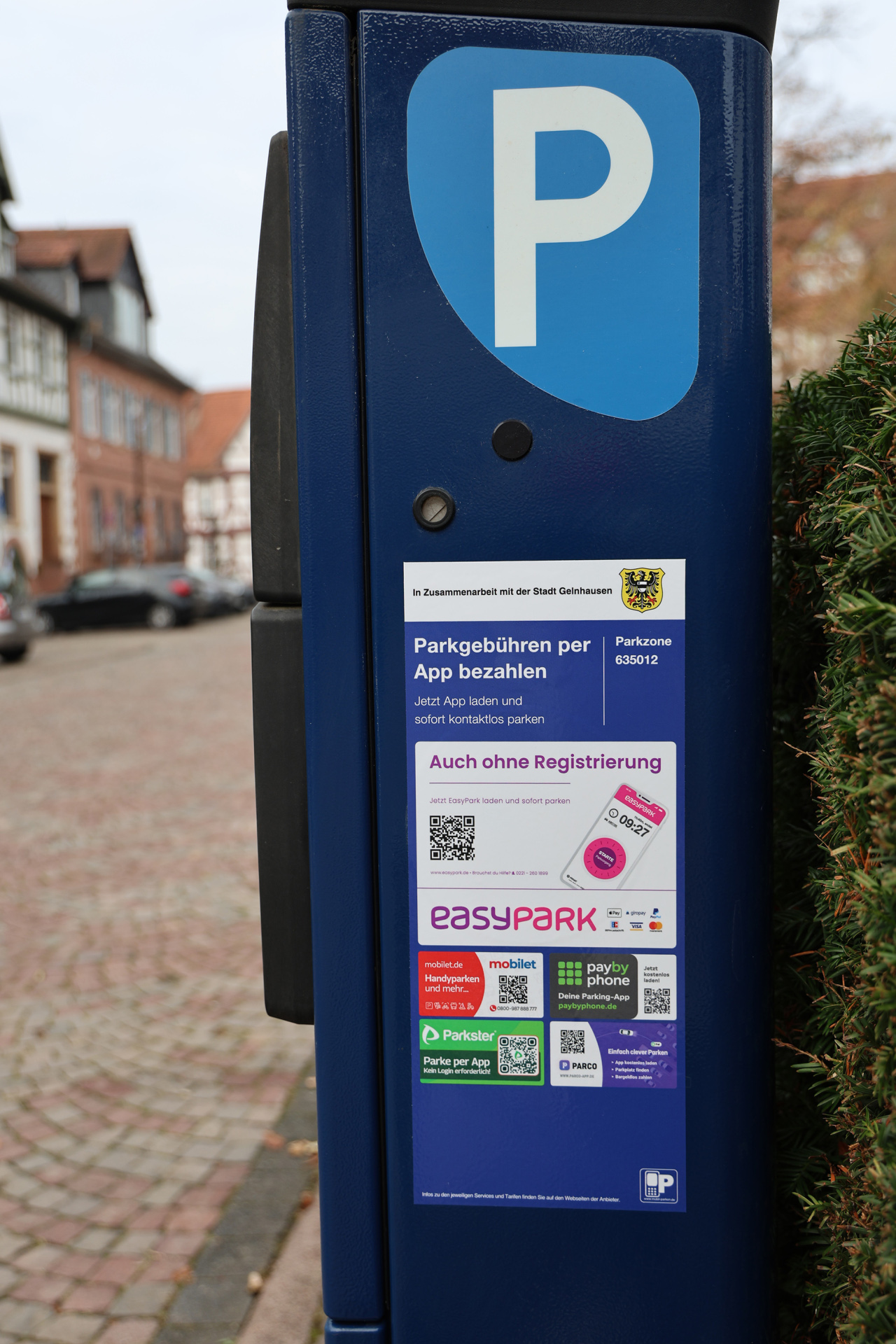 Ein herkömmlicher Parkscheinautomat mit QRCodes für Handyparken. 