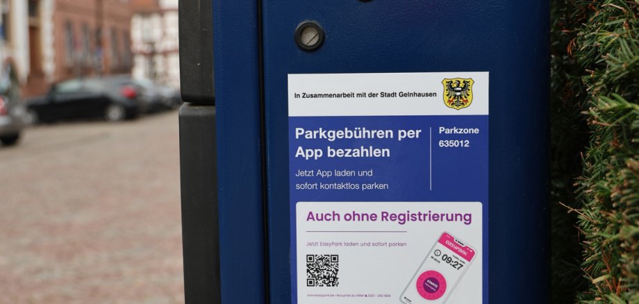 Ein herkömmlicher Parkscheinautomat mit QRCodes für Handyparken. 