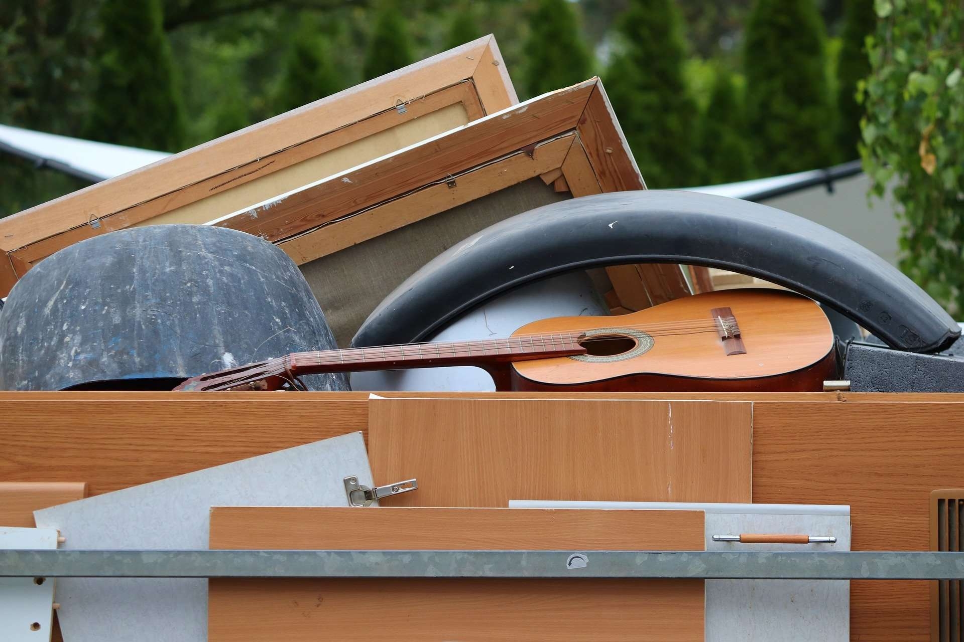 Sperrmüll Symbolbild zeigt in Nahaufnahme einen Berg Sperrmüll. Teile von Möbeln und eine Gitarre sind deutlich zu erkennen.
