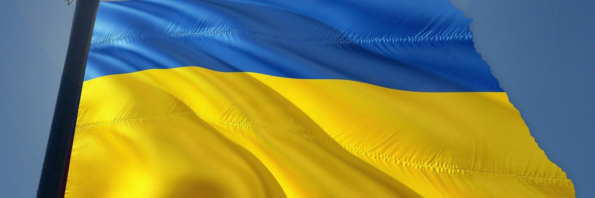 Die Fahne der Ukraine weht im Wind.