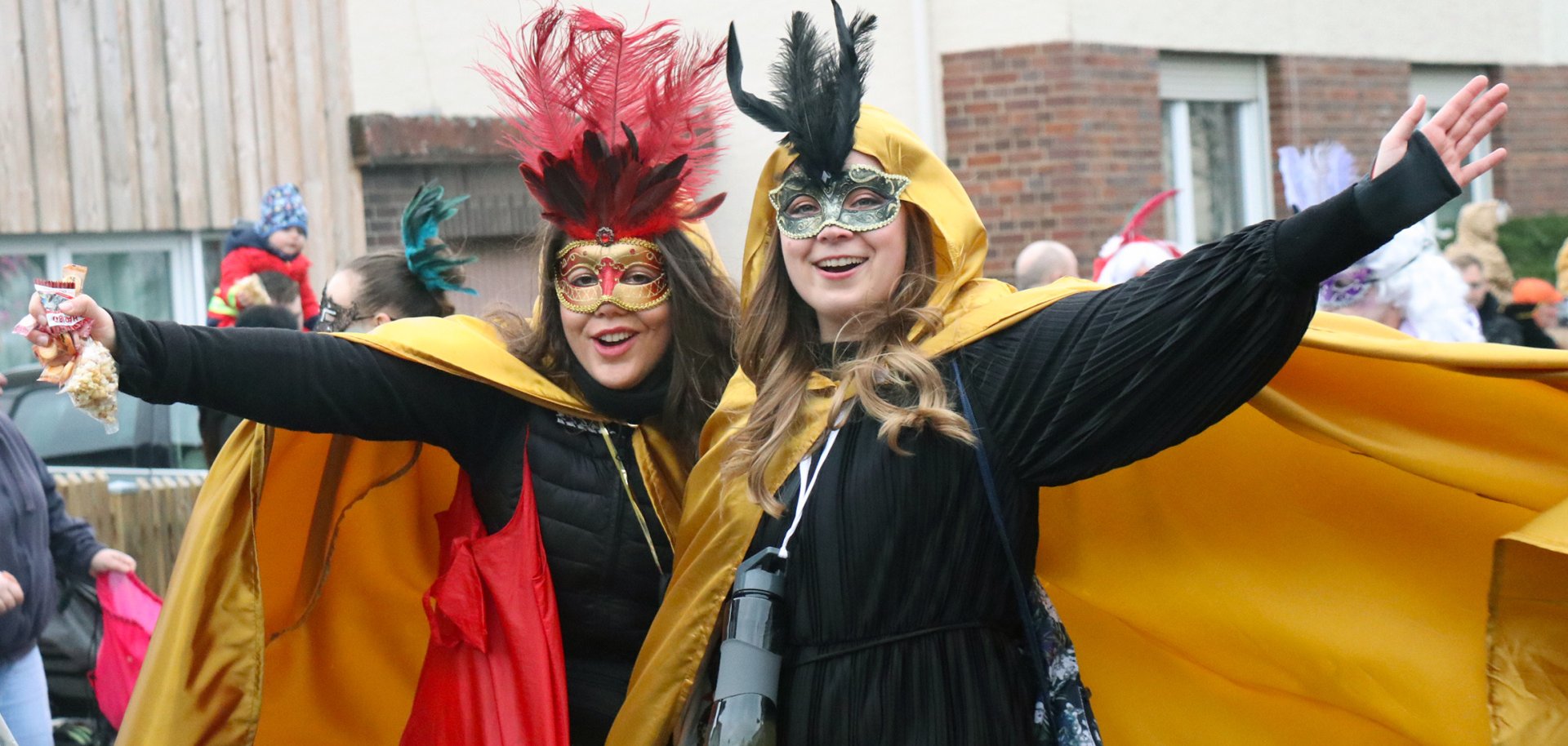 Zwei fröhliche Damen mit Masken.