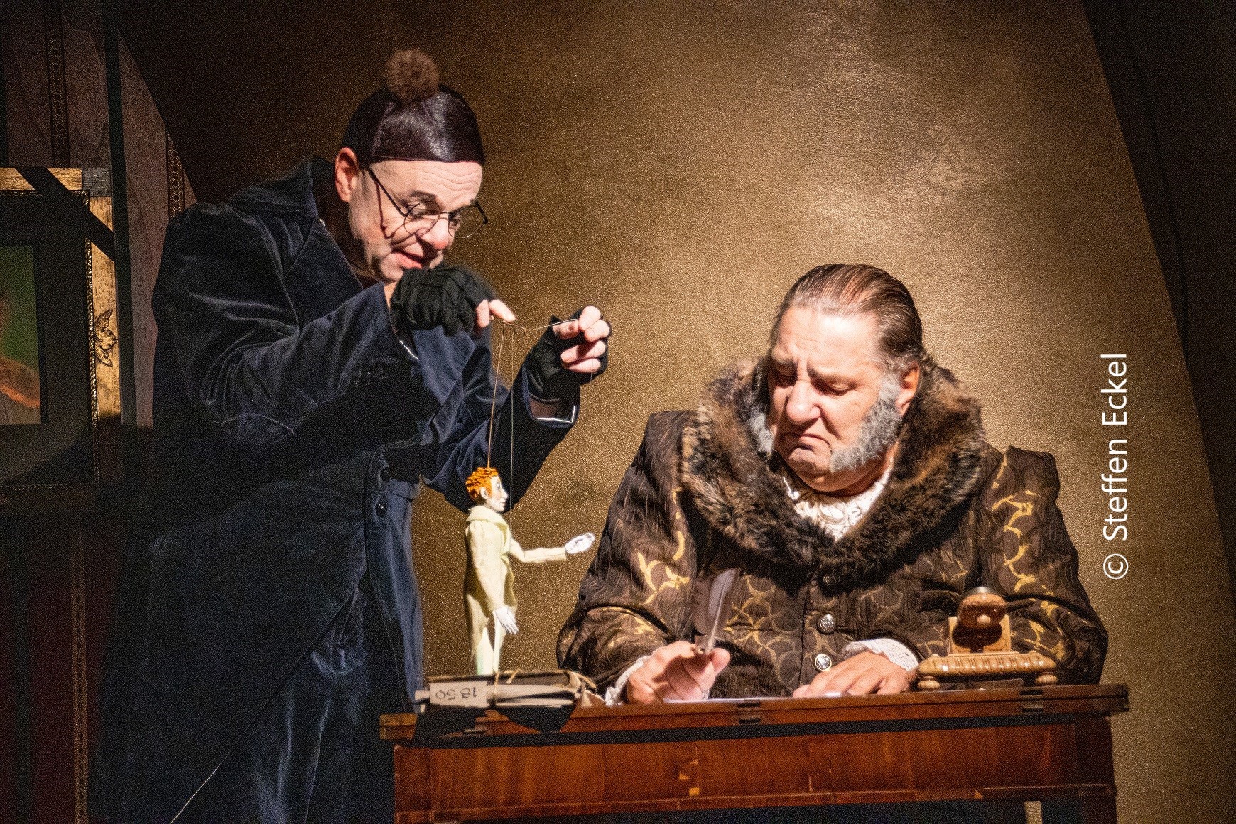 Theatrium Steinau A christmas carol Puppenspieler und Puppen des Theaterstücks A christmas carol
