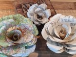 Papier Werkstatt Man sieht drei Blumen, die aus Papier gebastelt wurden.