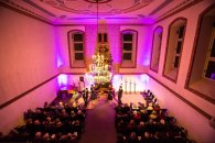 Innenansicht Neujahrskonzert 2017 Innerhalb der ehemaigen Synagoge spielen mehrere Musiker vor einem Publikum