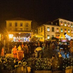 Panoramabild des Weihnachtsmarkts bei Nacht