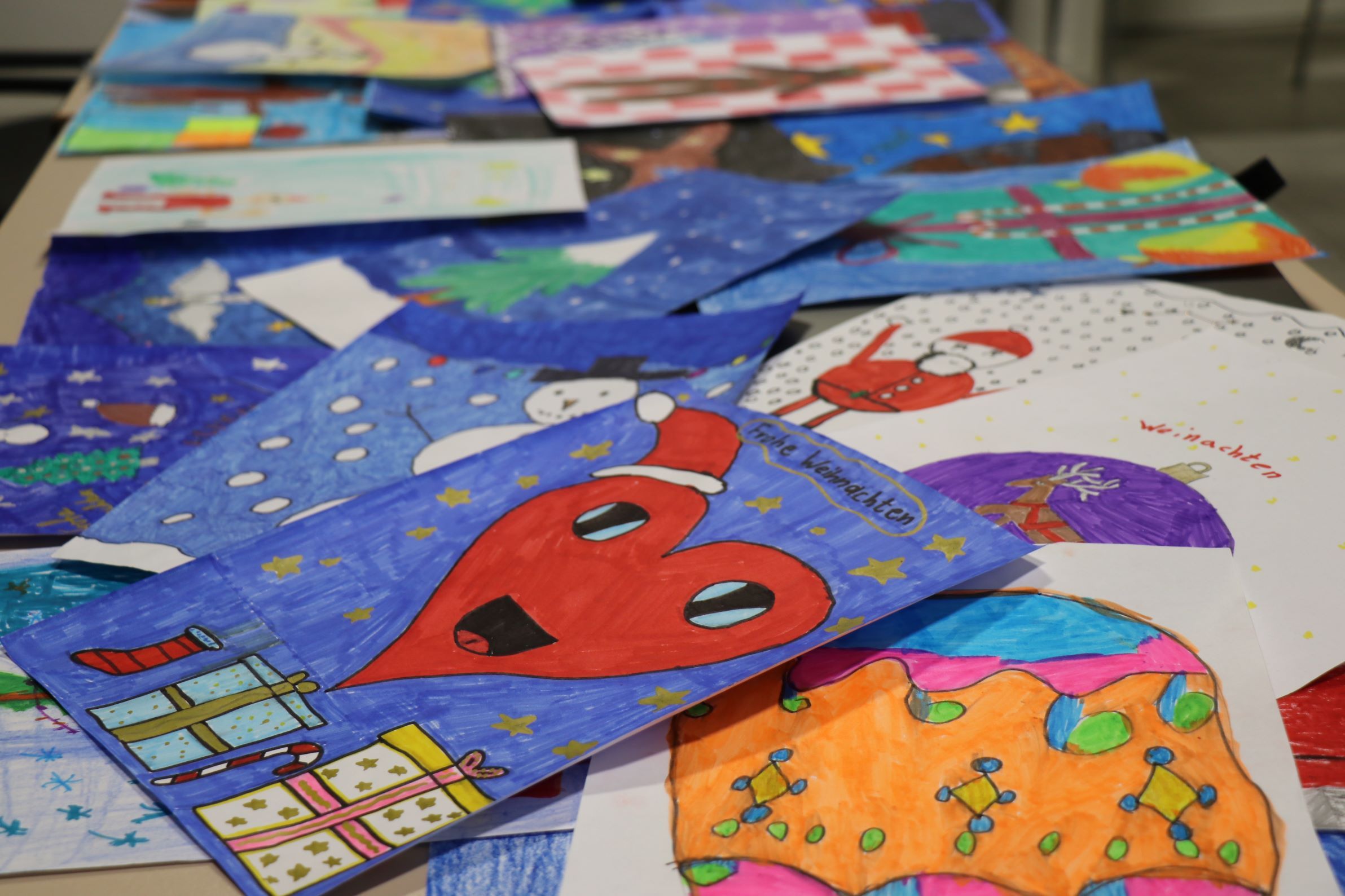 Weihnachtliche Kinderbilder in Nahaufnahme.