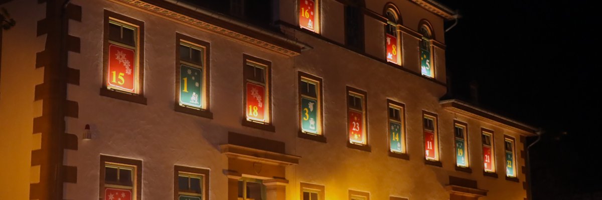 Die 24 Fenster der Bürgerschule werden als Adventskalender genutzt. Das Foto entstand bei Nacht. 