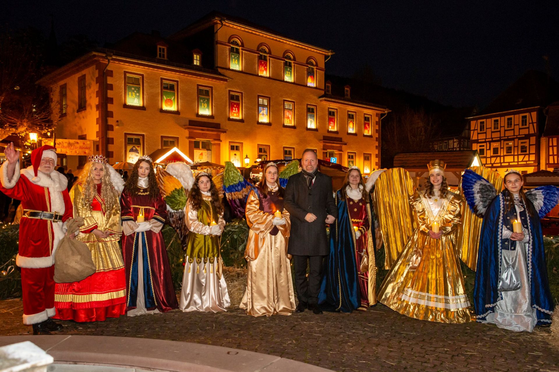Die himmlischen Boten und der Bürgermeister am Obermarktbrunnen.