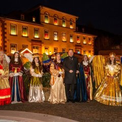 Die himmlischen Boten und der Bürgermeister am Obermarktbrunnen.