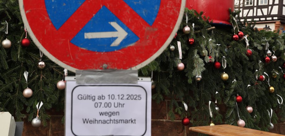 Weihnachtsmarkt Ein Parken Verboten Schild vor dem Adventskranz am Obermarktbrunnen.