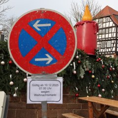 Ein Parken Verboten Schild vor dem Adventskranz am Obermarktbrunnen.