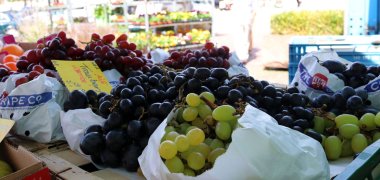 Wochenmarkt Trauben in der Obstauslage.