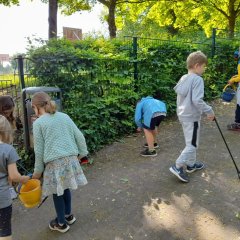 Die Kinder der Kita Freche Früchtchen Hailer sammeln rund um ihre Kita Müll ein.