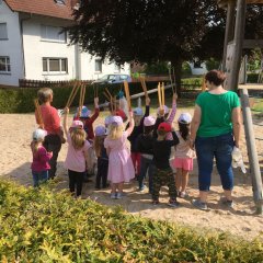 Kinder halten Greifzangen in die Höhe.