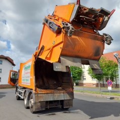 Ein Müll-Entsorgungsfahrzeug in Aktion.