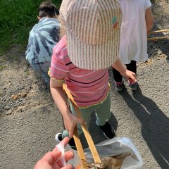 Ein Kita-Kind sammelt Müll ein. 