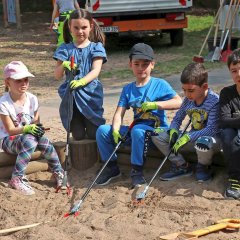 Vorschulkinder der Kita Rappelkiste sind für den Sauberhaften Kindertag mit Greifzangen und Handschuhen ausgerüstet. 