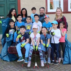 Gruppenbild der Vorschulkinder, die Müll eingesammelt haben, mit Bürgermeister Daniel Chr. Glöckner.