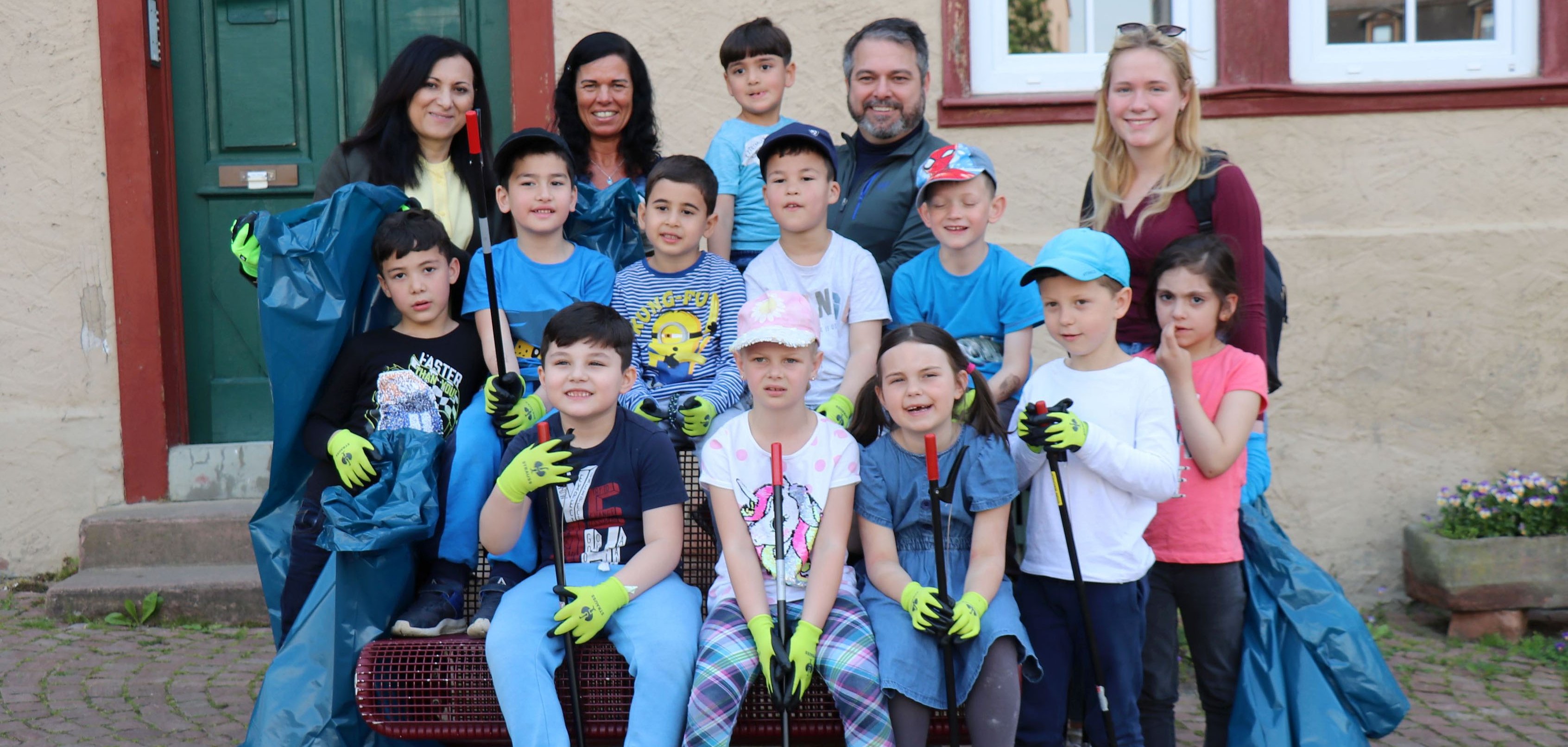 Umwelterziehung Gruppenbild der Vorschulkinder, die Müll eingesammelt haben, mit Bürgermeister Daniel Chr. Glöckner.